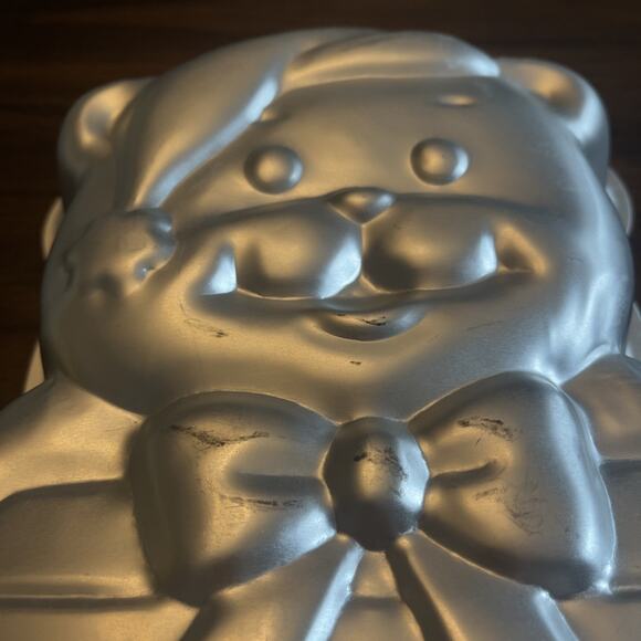 Vintage 1991 Wilton Teddy Bear with Present Cake Pan 2105-4432 - Picture 6 of 6